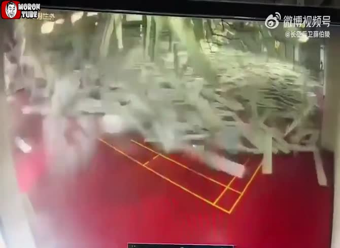 Video :A gym falls during an earthquake